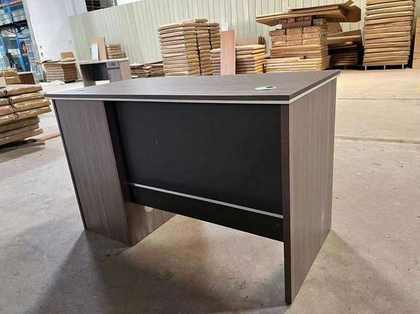 Bureau gris moderne, plateau épais