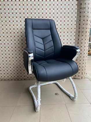 Chaise visiteur cuir noir, pieds chromés